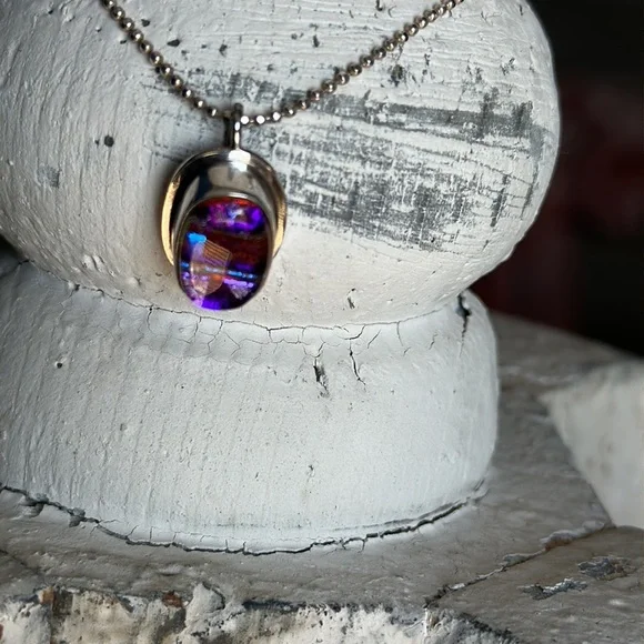 Sterling silver & purple dichroic glass pendant necklace - Picture 2 of 8